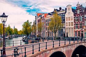 Ámsterdam prohibirá la construcción de nuevos edificios hoteleros para luchar contra el turismo de masas