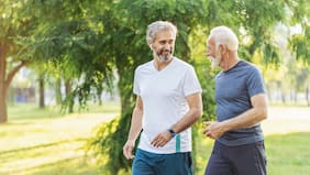 ¿Tiene más beneficios para la salud hacer una caminata larga o varias cortas? Esto dice una investigación