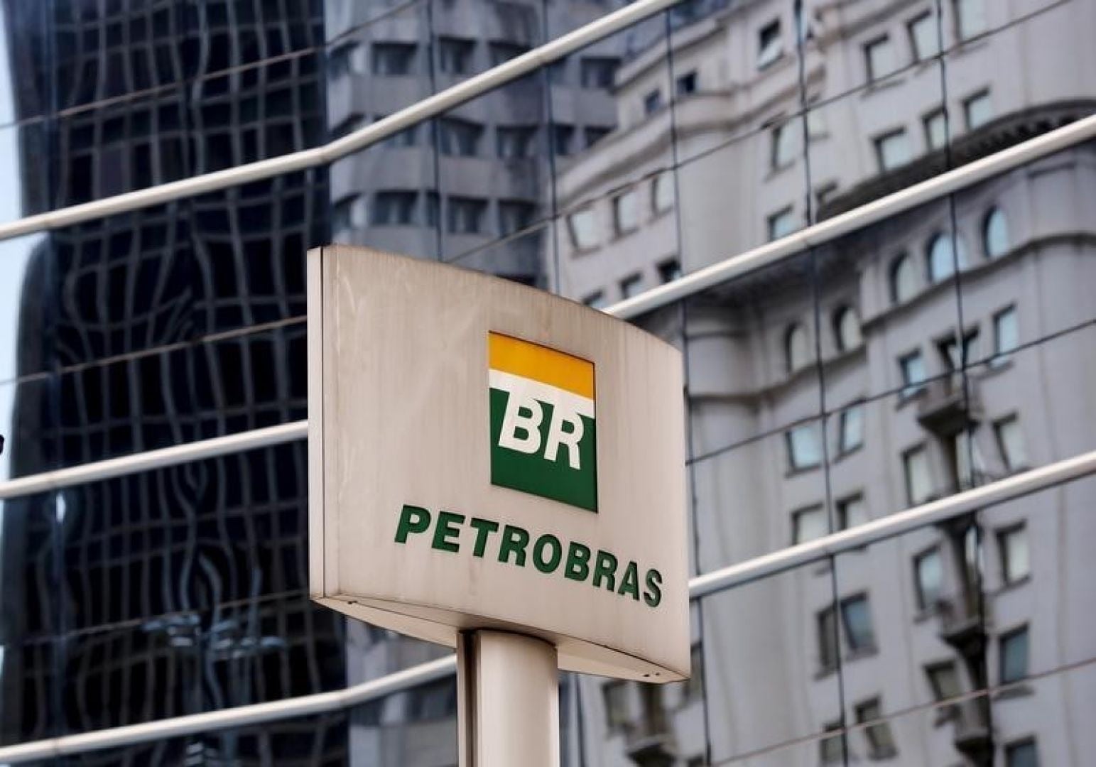 Petrobras anota alza de casi 10% tras elecciones en Brasil.