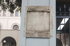 Roban histórica placa del frontis del Internado Nacional Barros Arana