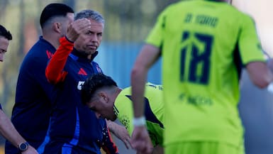 Tras anunciar su salida: la millonaria cláusula en el contrato de Gustavo Álvarez que obliga a la U a negociar con el DT