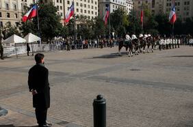 Guardia de Palacio y Presidente Boric rinden homenaje a carabineros asesinados en Cañete