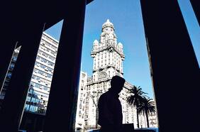 Chile pierde liderato regional como el menos riesgoso a manos de Uruguay que se transforma en la nueva estrella