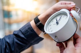 ¿Se adelanta o se atrasa el reloj por el cambio de hora en Chile?