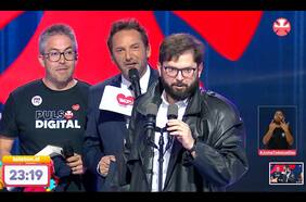 Gabriel Boric aparece en la Teletón y se pone chaqueta de cuero de Emmanuel para subasta