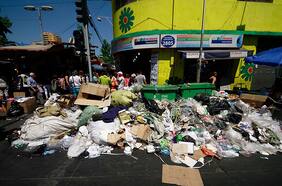 Así lucían las calles del barrio Meiggs esta mañana por la acumulación de basura