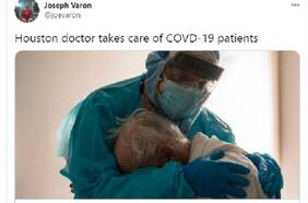 La historia tras la emotiva foto del doctor que consuela a uno de sus pacientes en la UCI