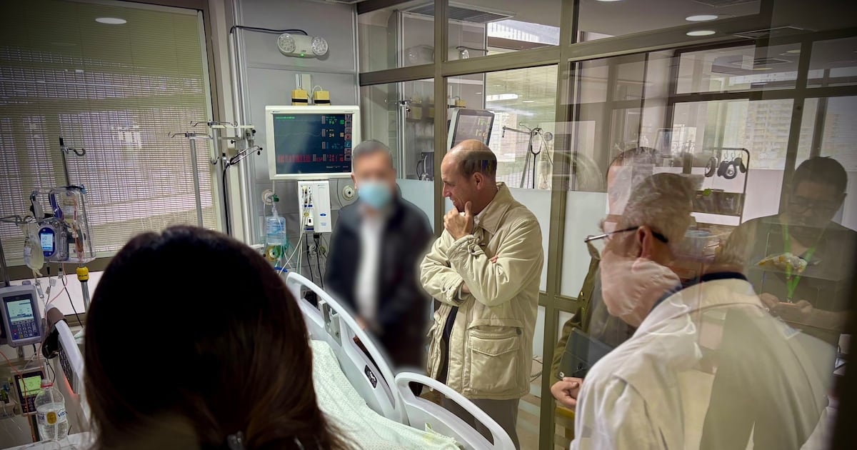 Arrau visits hospitalized carabineros and stresses the importance of strengthening protection of officials - The Third