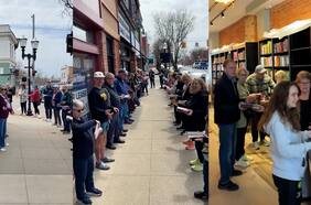Vecinos ayudan a una librería a cambiarse de local libro por libro en Estados Unidos