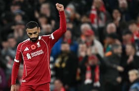 Gracias a un regalo del Dibu Martínez: Liverpool festeja un triunfo ante Aston Villa que le permite escapar de la crisis