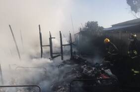 Cuatro viviendas destruidas por incendio forestal en San Antonio: Intendencia declara alerta roja