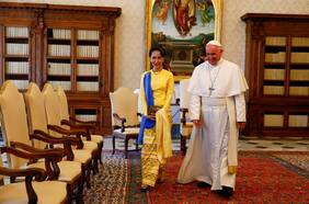 Papa Francisco ofrece asilo a la exdirigente birmana Aung San Suu Kyi