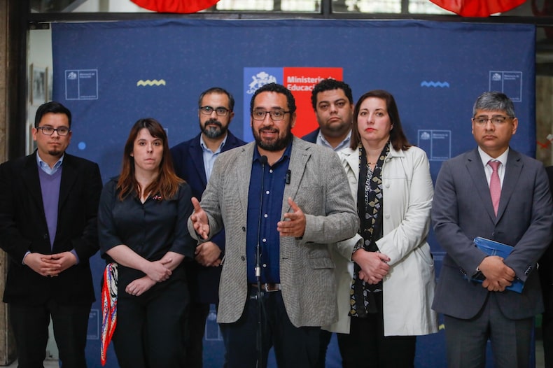 El ministro de Educación, Nicolás Cataldo, junto a representantes de los partidos oficialistas.