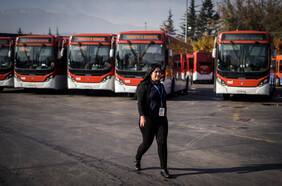 Más de 2 mil conductoras en buses RED: mujeres que trabajan en transporte casi se duplicaron en tres años