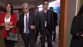 Debate presidencial: Marco Enríquez-Ominami llega junto a protagonistas de su franja pertenecientes a la comunidad sorda