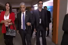 Debate presidencial: Marco Enríquez-Ominami llega junto a protagonistas de su franja pertenecientes a la comunidad sorda