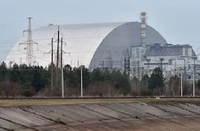 Dentro de Chernobyl, 200 empleados exhaustos trabajan día y noche a punta de pistola rusa