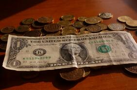 El dólar revierte su caída inicial en jornada marcada por Imacec y feriado en Estados Unidos