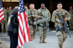 Corte Suprema de EE.UU. permite al gobierno de Trump excluir a militares trans de las Fuerzas Armadas