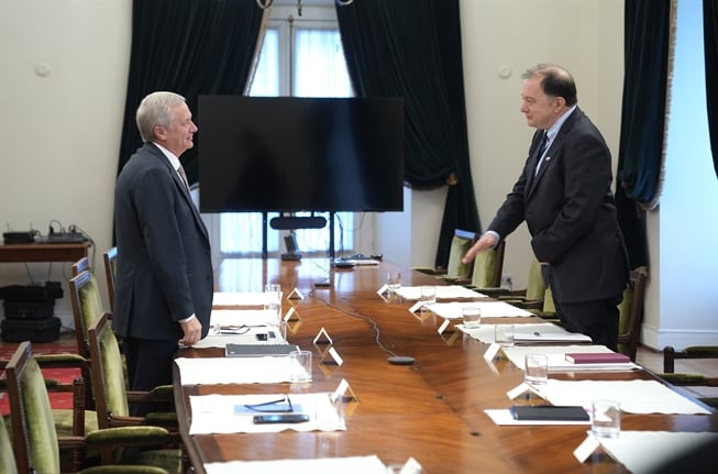 El Presidente José Antonio Kast y el ministro de Vivienda y Urbanismo, Iván Poduje.