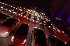 Casi mil autos Tesla sincronizados brindan un sorprendente show de luces