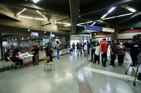 Los días y horarios del operativo gratuito de vacunación en el Metro de Santiago