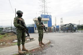 Familias de los rehenes de Ecuador exigen acción mientras Noboa detalla los planes para nuevas prisiones