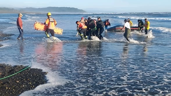 Dos fallecidos y un herido grave deja volcamiento de embarcación en la desembocadura del río Toltén