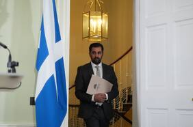 Dimite Humza Yousaf, ministro principal de Escocia, para evitar la censura del Parlamento