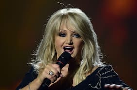 La cantante Bonnie Tyler fue puesta en coma inducido tras una cirugía de emergencia