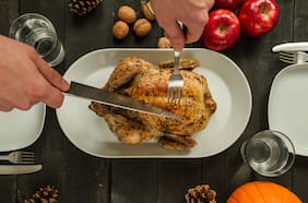 Cómo trozar un pollo asado entero