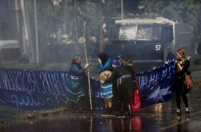 Carabineros reporta incidentes en el centro de Santiago en medio de manifestaciones por día del Encuentro de Dos Mundos
