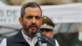 Tras borrado de murales de barristas: Alcalde White es nuevamente amenazado y frontis del municipio de San Bernardo es vandalizado