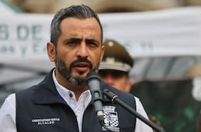 Tras borrado de murales de barristas: Alcalde White es nuevamente amenazado y frontis del municipio de San Bernardo es vandalizado