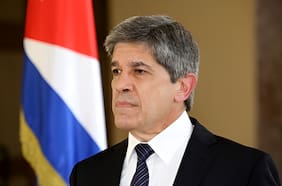 “Seríamos ingenuos si no lo hiciéramos”: Cuba advierte que se prepara ante una posible intervención militar de EE.UU.