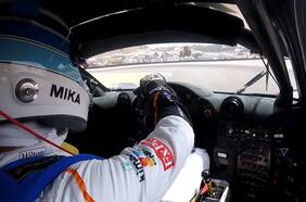 Mika Hakkinen desempolva los guantes para pilotar el McLaren F1 GTR de 1995