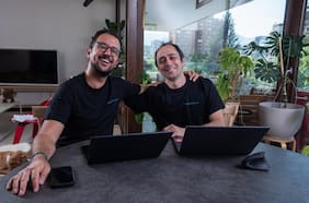 Cómo dos ingenieros chilenos crearon una herramienta para aparecer en las respuestas de la IA