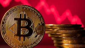 Bitcoin cae a mínimos de seis meses ante dudas sobre recorte de tasas en EE.UU.