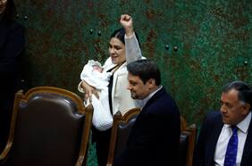 Renuncia anticipada de Cariola enreda planes de la oposición para tomar control de la Cámara