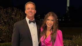 ¿Qué es la “bimboficación”? El fetiche sexual que involucra al esposo de la exsecretaria de seguridad de Trump