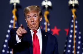 Donald Trump amenaza con impuesto del 100% a los autos chinos hechos en México