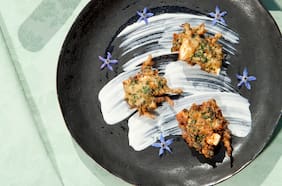 Fritos de zapallo italiano con queso feta y menta con salsa de yogurt