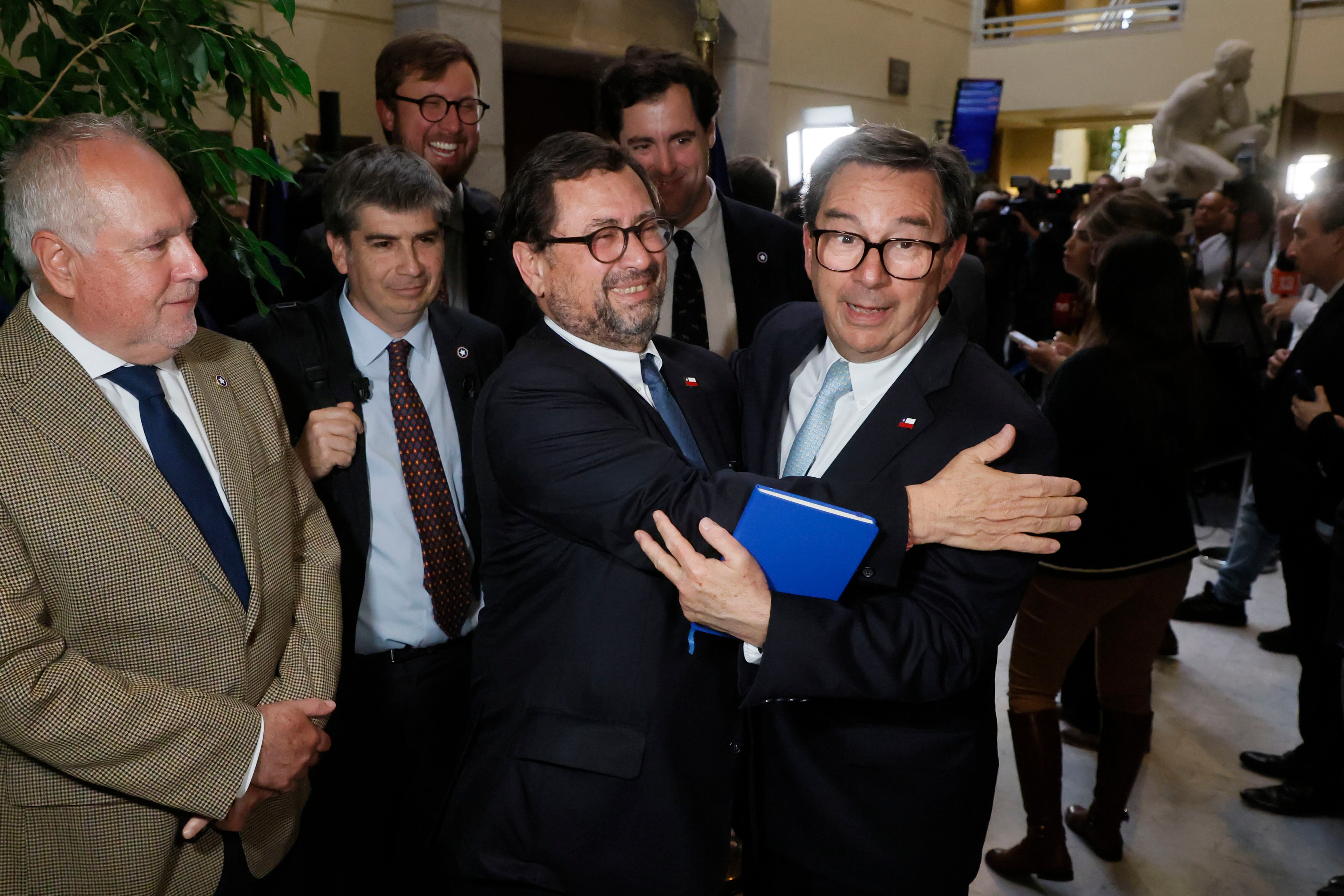 Barros reinstala controversia por Malvinas y Pérez Mackenna reafirma postura histórica de Chile