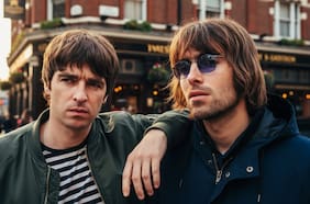 Grabada en un muro y con guiño a The Beatles: la historia de Wonderwall, el himno de Oasis que hoy sacudirá a Santiago