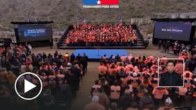 Provocó risas: suena canción de cumbia en vez del himno nacional en acto de Kast por el Día del Minero