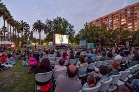 Con estrenos destacados, el cine al aire libre se toma parques y plazas de Providencia