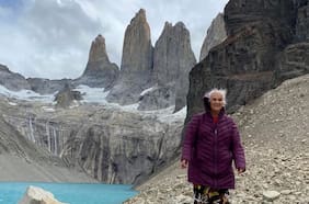 Entre aplausos: mujer de 81 años llegó caminando hasta la base de Torres del Paine