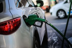 Precio de las bencinas sube $33 y expertos anticipan otra alza similar tras mediados de agosto
