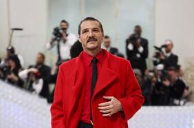 Así fue el comentado paso de Pedro Pascal por la Met Gala
