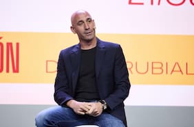 La agresión a Luis Rubiales en el lanzamiento de su libro en España